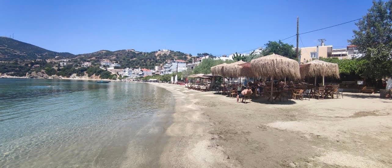 Εξωτερικό τραπέζι στην Ταβέρνα Θάλασσα με θέα τη θάλασσα στις Πετριές